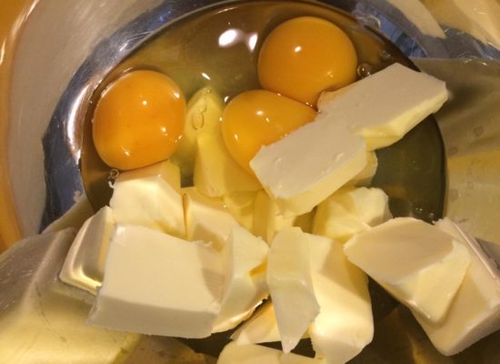 Mix de eieren en de roomboter, tot een egale massa.