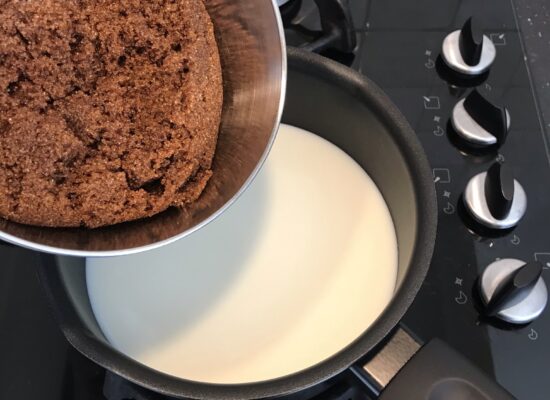 Doe de 250 ml melk in een pan en voeg de basterdsuiker (zakje 2) toe.